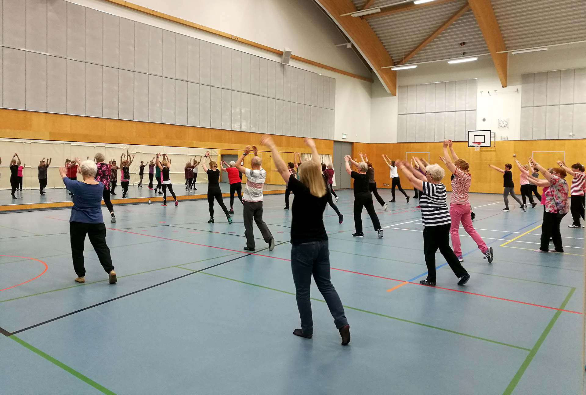 Kontiolahden liikuntahallin ryhmäliikuntatunti
